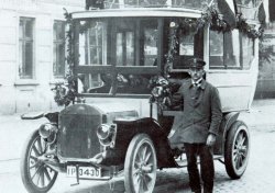 Ab 1925 verkehrte auch der erste Postbus zwischen Uetersen und Haseldorf