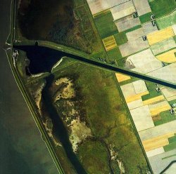 Der Hauke-Haien-Koog. Gut erkennbar das neue Ackerland und die Speicherbecken, die inzwischen auch als Rastreservate für Vögel eine wichtige Naturschutzfunktion erfüllen