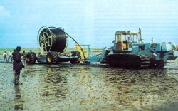 1976 wurden über fünf Kilometer Kunststoffleitung in den Wattboden eingepflügt, um die Hallig Gröde mit Trinkwasser zu versorgen