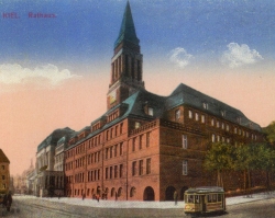 Im 1911 fertig gestellten neuen Kieler Rathaus tagte der Provinziallandtag nach dem Ende des Ersten Weltkrieges von 1920 an zwei Mal im Jahr