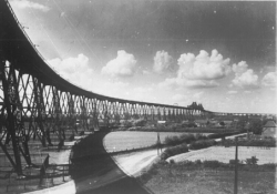 Von 1911 bis 1913 wurde die Eisenbahnhochbrücke im Zuge des ersten Ausbaus des damaligen Kaiser-Wilhelms-Kanals gebaut. Sie wurde zum Wahrzeichen der Stadt, die durch den Kanal zum einzigen Hafen für Seeschiffe im Binnenland wurde.