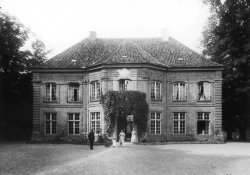 Das 1751 vollendete Gartenschlößchen wurde seit 1896 als "Prinzenhaus" Erziehungsstätte der Söhne des preußischen Königshauses. Das Bild zeigt den Zustand des Hauses ohne Anbauten