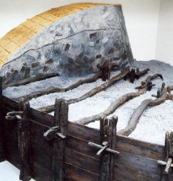 Modell und Schnitt eines Stackdeichs im Nissenhaus in Husum