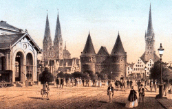 Wieder Lübeck: Wie die Kreidelithographie von Wilhelm Heuer zeigt, ist die Hansestadt endgültig über ihre Stadtmauern gewachsen - vorne der neue Bahnhof und das Holstentor nun nur noch Baudenkmal