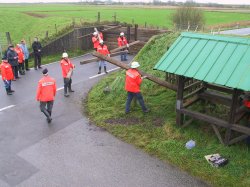 Das Schließen der Stöpen wird an der Küste durch die Feuerwehren regelmäßig geübt. Gut erkennbar der Schuppen, in dem die Balken gelagert werden.