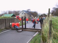 Das Schließen der Stöpen wird an der Küste durch die Feuerwehren regelmäßig geübt. Gut erkennbar der Schuppen, in dem die Balken gelagert werden.