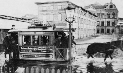 Pferdebahnwagen Nummer 6 quält sich am 31.Dezember 1904 in flensburg durch die überfluteten Straßen