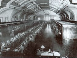 Blick in den Vermittlungsraum des Ortsamtes im Fernsprechamt Hamburg-Altona 1912. Mit 45.000 Anschlüsse war das Fernsprechamt vor dem ersten Weltkrieg die größte Vermittlungsstelle weltweit