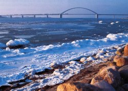 Die 1963 fertiggestellte Fehmarnsundbrücke ist Teil der Vogelfluglinie