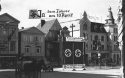 Der Eutiner Marktplatz vor der letzten Reichstagswahl 1938: „Dein Ja dem Führer am 10. April“
