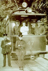 Moderne Zeit um 1900: Stolz posiert das Personal des Triebwagen 47 der Linie 3 in Kiel vor ihrer „Elektrischen“