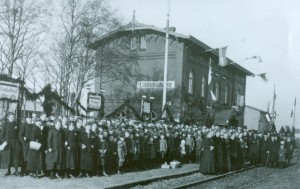 „Deutschland über alles“ auf dem Bahnhof im nordfriesischen Langenhorn werden Abstimmungsberechtigte zur Wahl erwartet